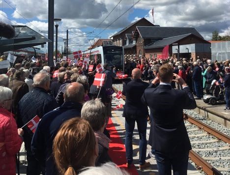 Letbanen blev modtaget med flag og farver Letbanen blev modtaget med flag og farver