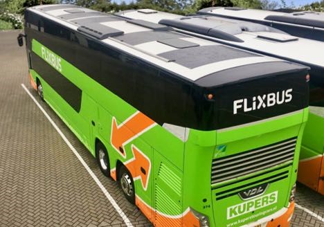Fjernbus-selskab lader solen lade batterierne Fjernbus-selskab lader solen lade batterierne