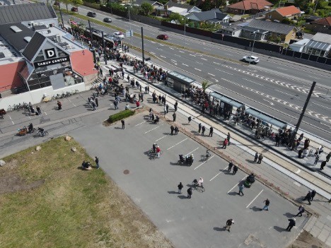 Butikscenter i Odense genbnede indgang med f skridt til letbanestop