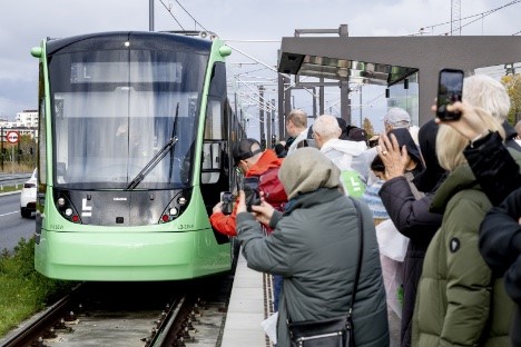 Danmarks tredje letbane kørte med 15.000 passagerer den første dag Danmarks tredje letbane kørte med 15.000 passagerer den første dag