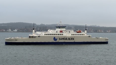 To elektriske s�stre sejler mellem �er